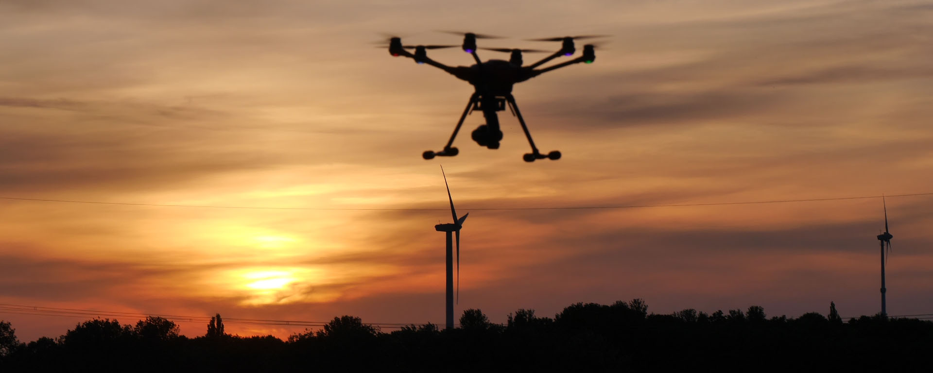 Drohne bei Sonnenuntergang