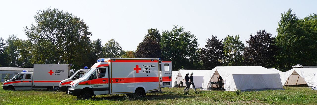 RTW am Behandlungsplatz. Dahinter sind Zelte zu sehen.