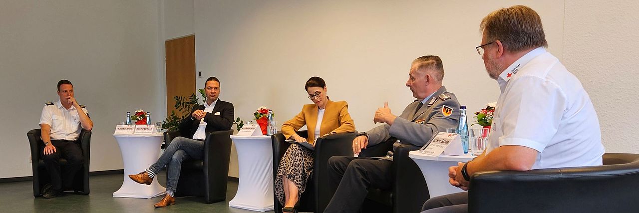 Podiumsdiskussion, Blick auf die 5 Diskussionsteilnehmer aus Sicht des Publikums.