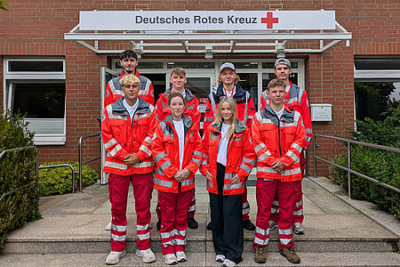 DRK-Botschafter*innen vor der DRK-Geschäftsstelle