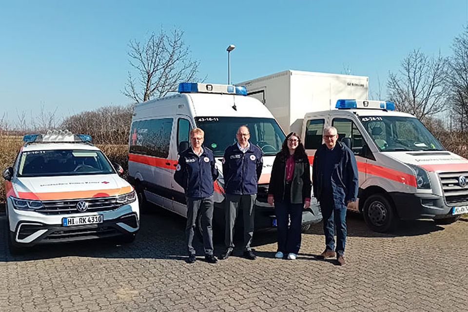 Besuch von Antonia Hillberg im ZfB MdL Antonia Hillberg vor DRK-Einsatzfahrzeugen