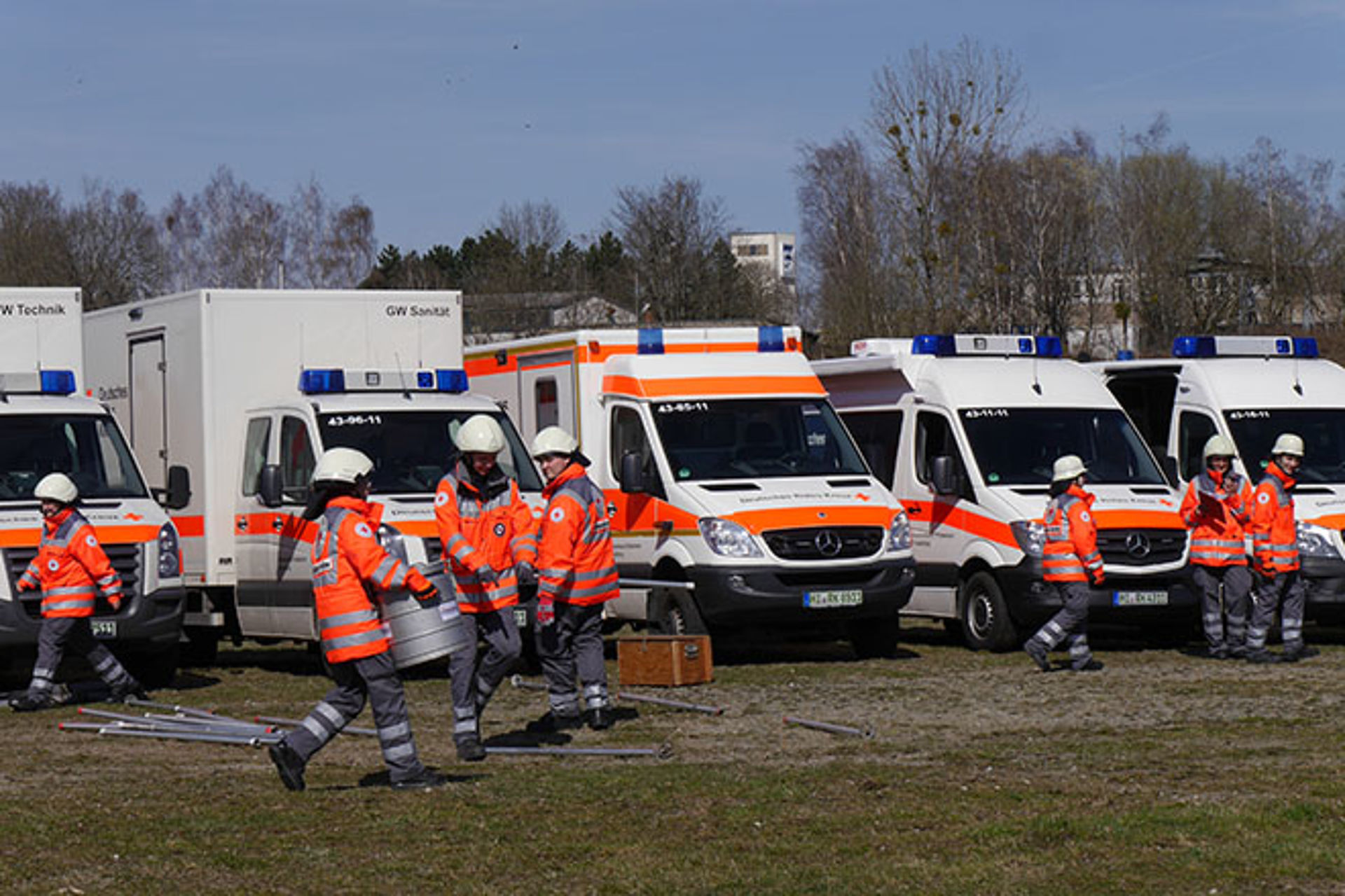 Einsatzkräfte arbeiten vor ihren Fahrzeugen.
