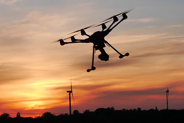 Drohne bei Sonnenuntergang.