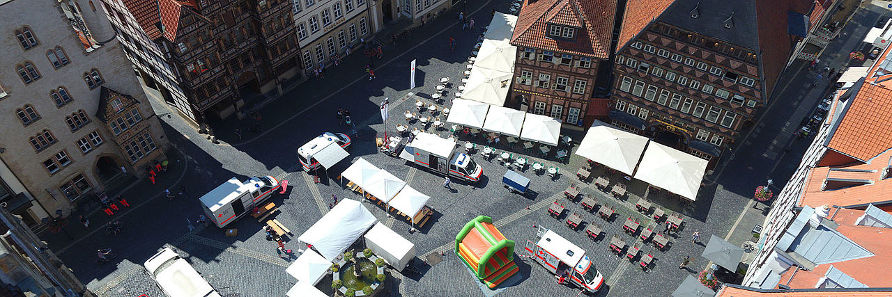 Luftbild eines Marktplatzes.