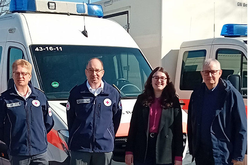 Besuch von Antonia Hillberg im ZfB Nahaufnahme von MdL Antonia Hillberg mit DRK-Vertretern vor DRK-Einsatzfahrzeugen