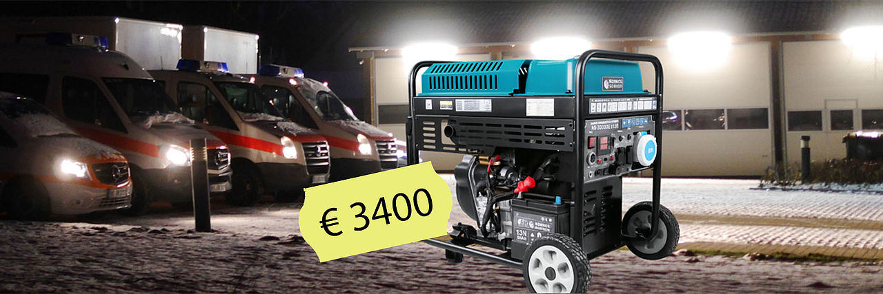 Ein Stromaggregat steht auf dem Boden, dahinter Einsatzfahrzeuge und eine Garage. Vorn ein Preisschild €3400.