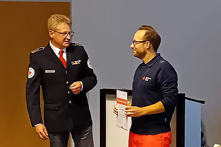 Kreisbereitschaftssleiter Heiko Stillahn ehrt Tobias Schwalm für seine langjährige ehrenamtliche Tätigkeit