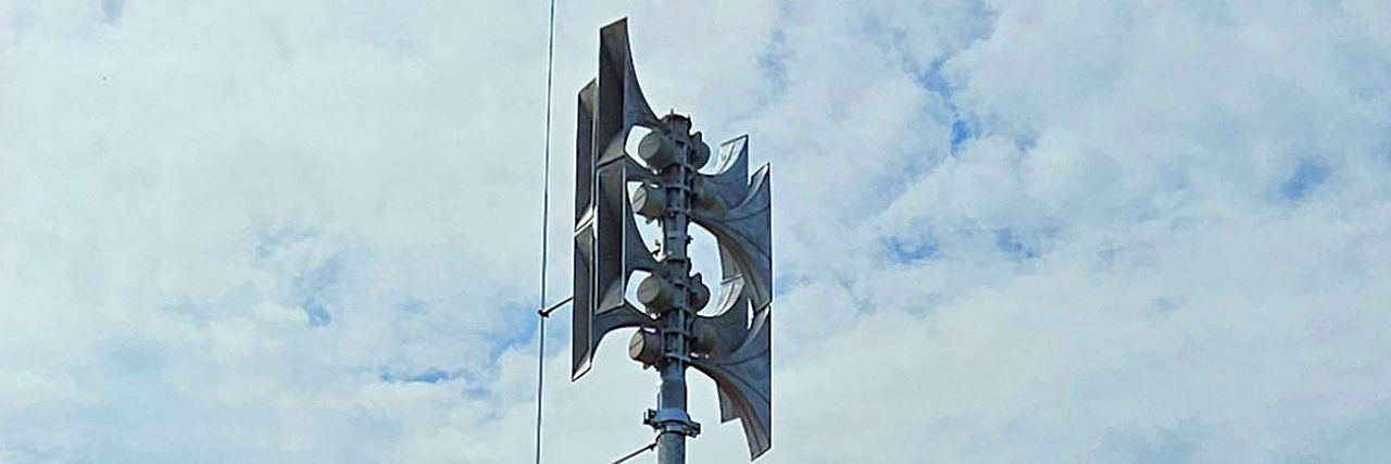 Sirene vor bewölktem Himmel.