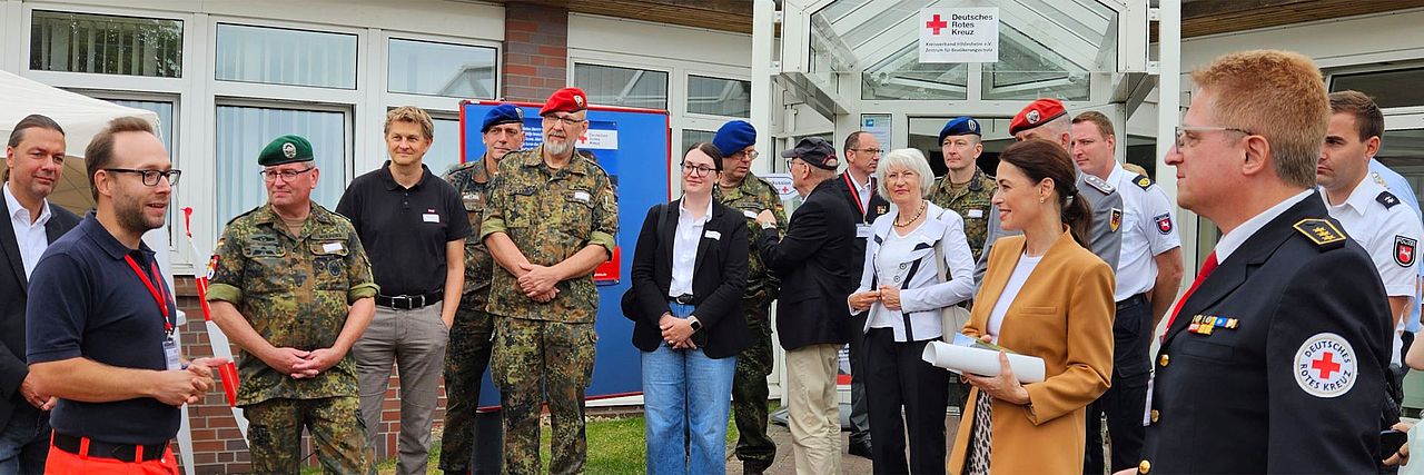 Gäste vor dem Eingang des ZfB.