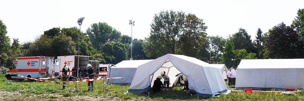 Einsatzzelte auf einer Wiese