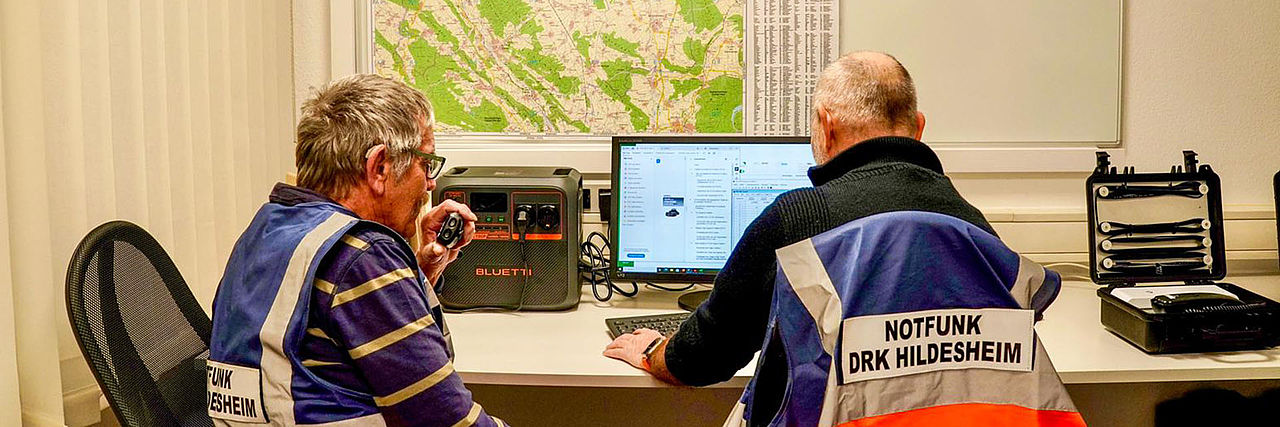 2 Funker im Funkraum an Geräten.
