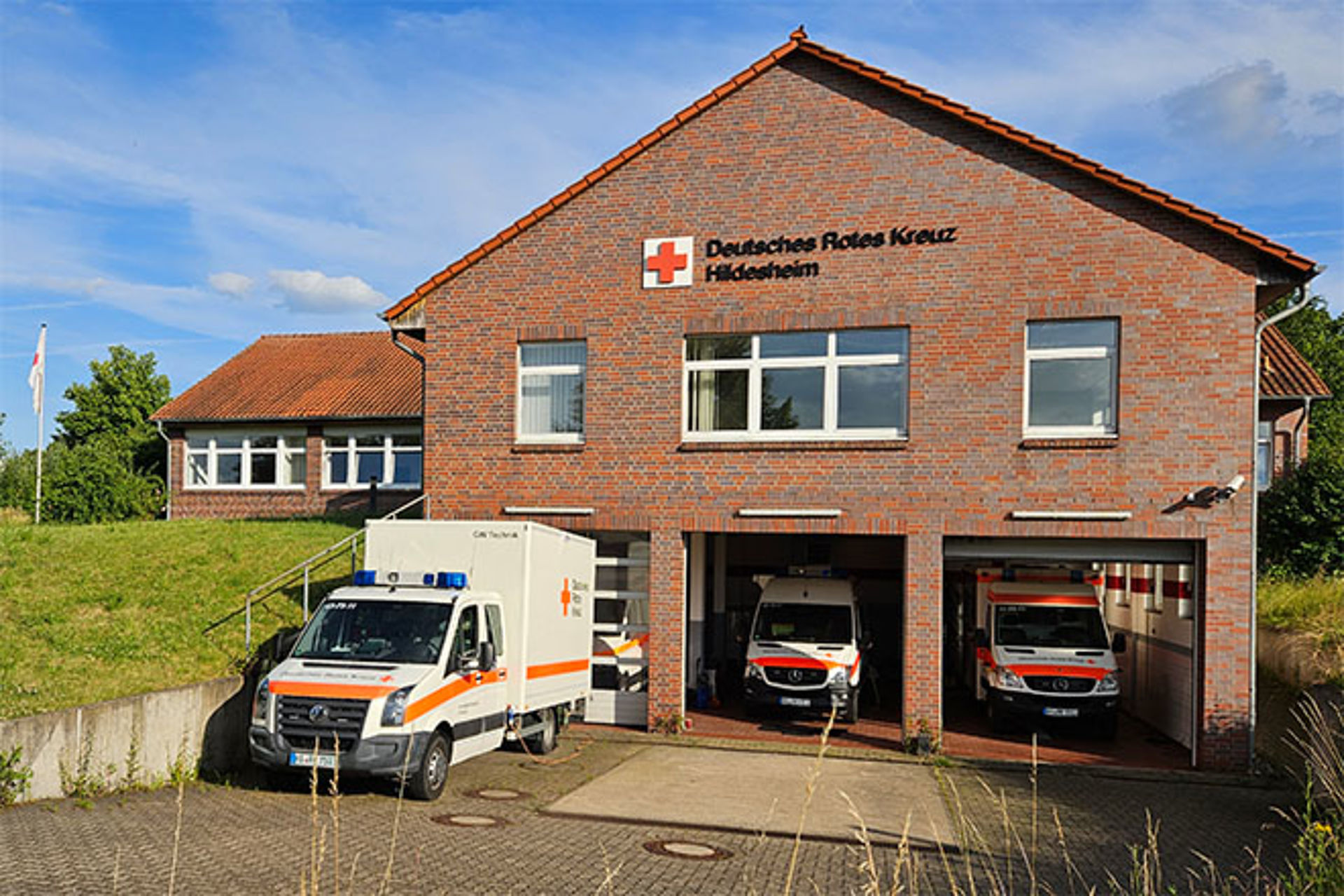Blick auf die Tiefgarage des ZfB. Durch die geöffneten Tore sieht man die Einsatzfahrzeuge.
